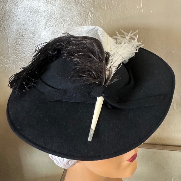 STRIKING 1940s\' BLACK FELT TILT HAT WITH BLACK/WHITE OSTRICH FEATHERS
